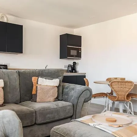 Modern 1 Bed, Close To Beach And Highstreet-2