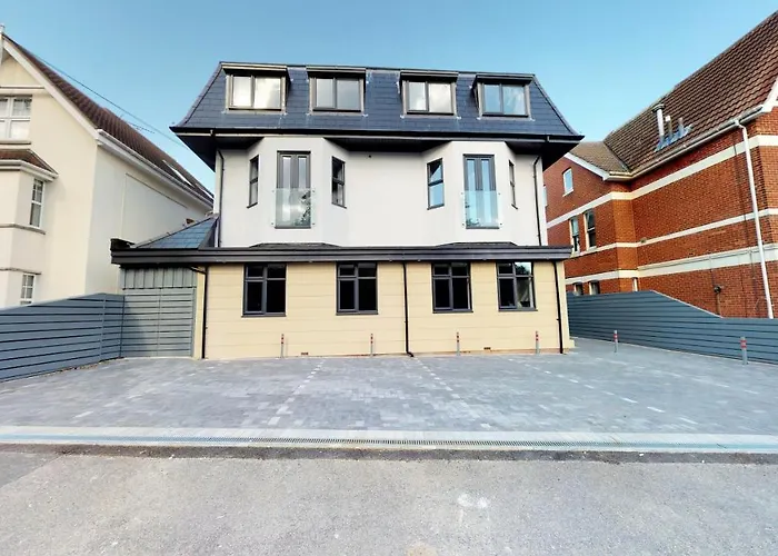 Beautiful Brand New Apartment Near The Beach